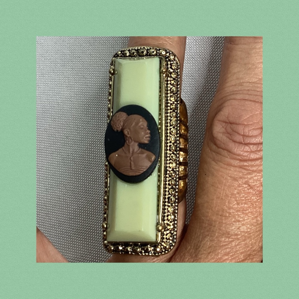 Vintage Cameo Ring with Gold Accents